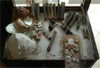 Banco di lavoro del laboratorio di creazione cammei della Cameo Factory De Paola.