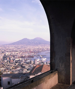 Veduta dello storico largo di S.Martino a Napoli, dalla quale si pu� ammirare l'intero panorama della citt� partenopea.